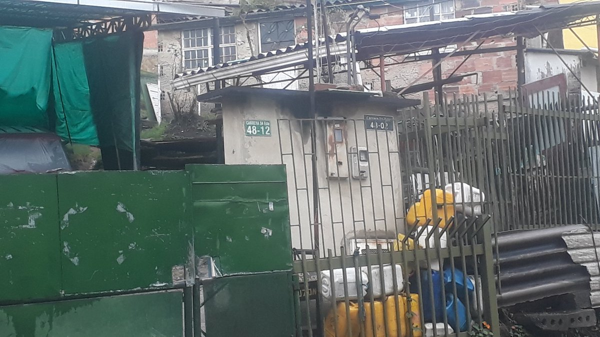 nathalia_priet7's tweet photo. Necesito que me ayuden a compartir esto.
Este pobre perrito ha estado ahí amarrado todo el día y aguantando los aguaceros de Bogotá. ¡Necesita ayuda! NO ES JUSTO  😭
Abajo comparto un vídeo, esto me tiene 😭💔
Aquí comparto la dirección de donde se encuentra,⬇️ https://t.co/APusEs40JO