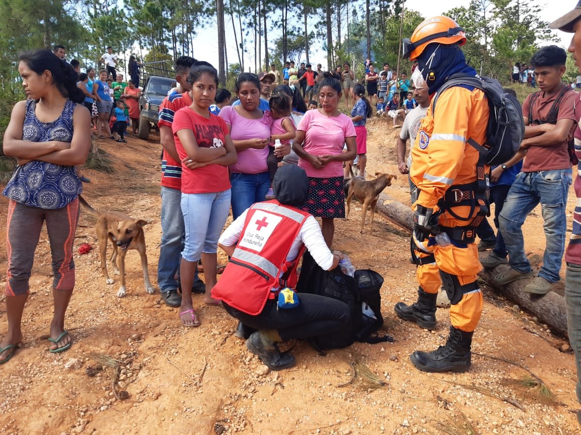 cruzrojahon's tweet photo. Trabajando articuladamente en el alistamiento, priorización y evacuación de población afectada en la comunidad de ocote chato con @DefensaCivilCo👏🏻 https://t.co/Ex5FWs7LdT