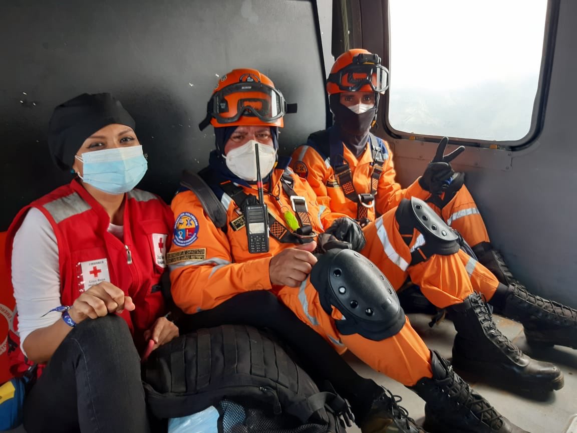cruzrojahon's tweet photo. Trabajando articuladamente en el alistamiento, priorización y evacuación de población afectada en la comunidad de ocote chato con @DefensaCivilCo👏🏻 https://t.co/Ex5FWs7LdT