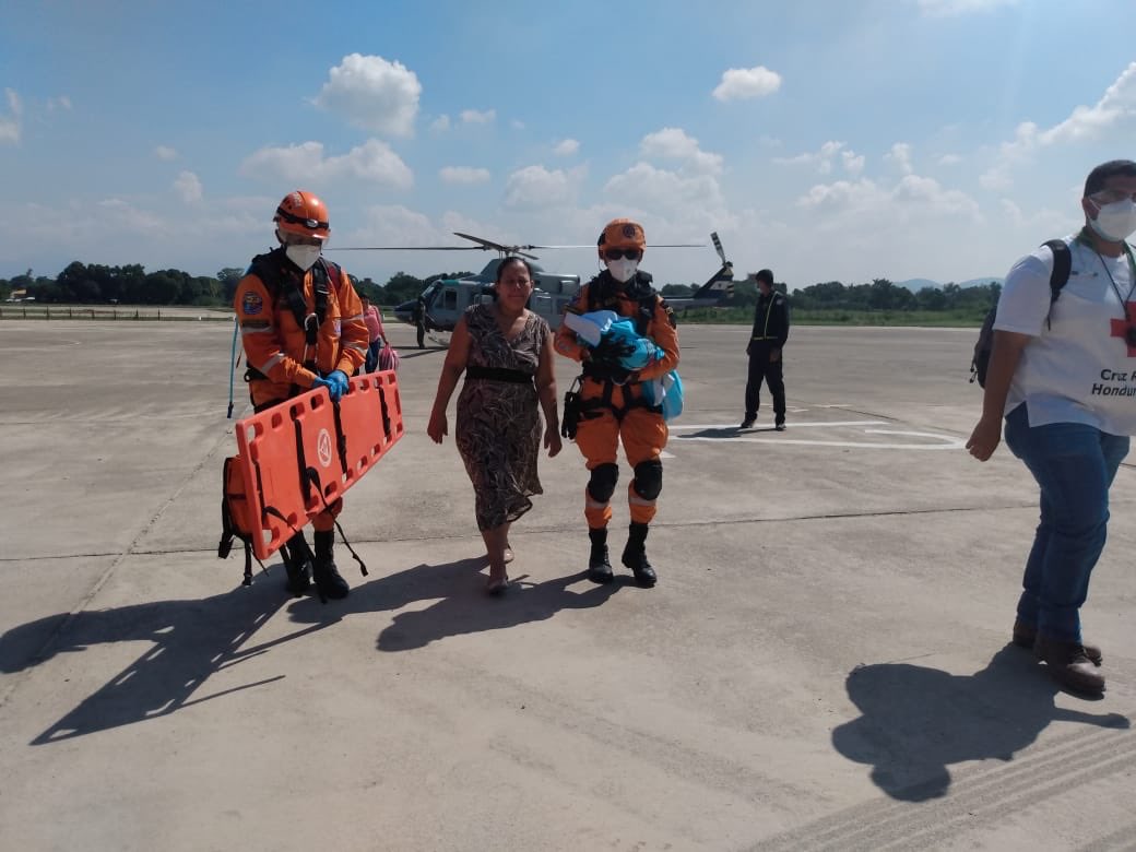 cruzrojahon's tweet photo. Trabajando articuladamente en el alistamiento, priorización y evacuación de población afectada en la comunidad de ocote chato con @DefensaCivilCo👏🏻 https://t.co/Ex5FWs7LdT