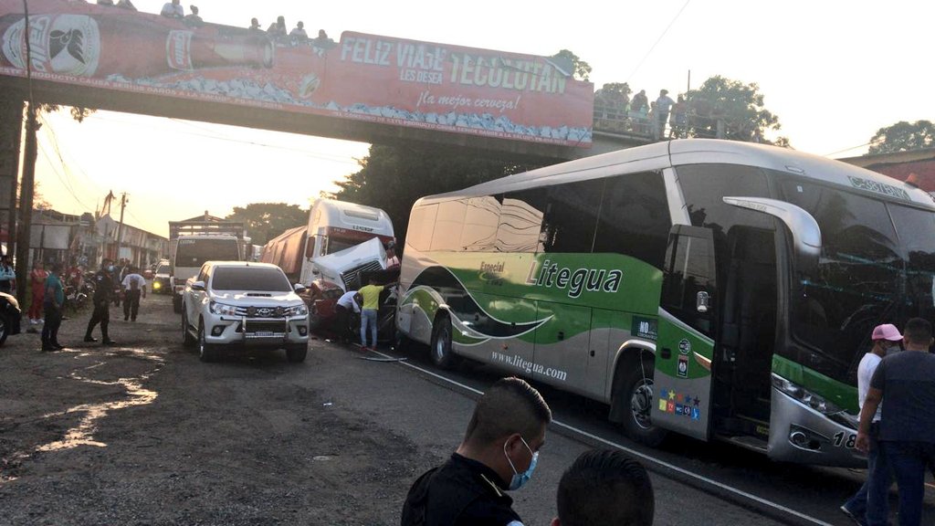 vichoguate's tweet photo. AHORA:

Accidente en Ruta al Atlántico, Teculután, Zacapa. 

Bus, picop y trailer. https://t.co/hoKY2hnGpm
