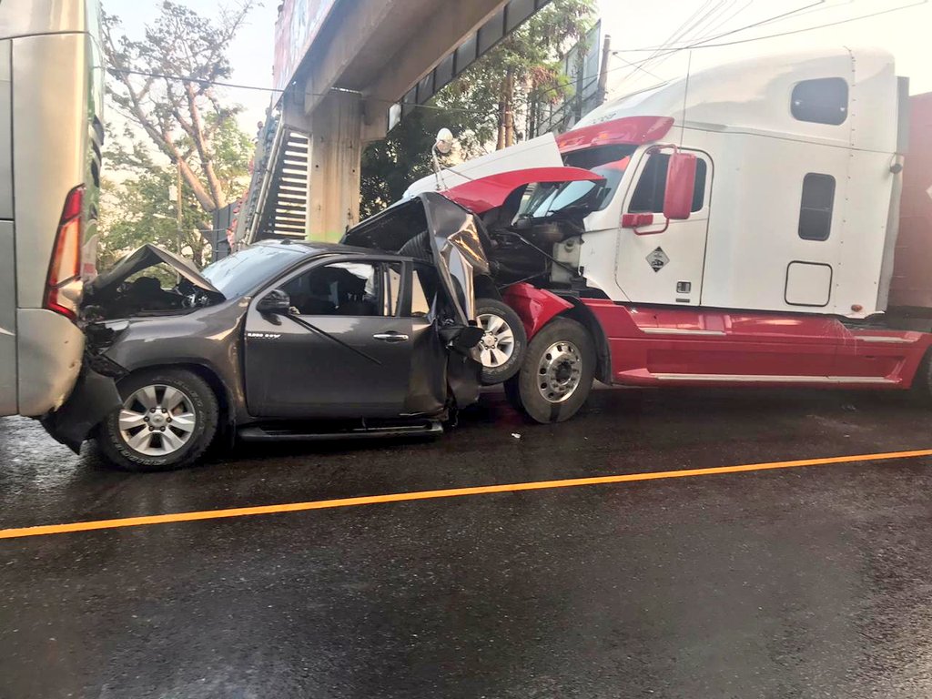 vichoguate's tweet photo. AHORA:

Accidente en Ruta al Atlántico, Teculután, Zacapa. 

Bus, picop y trailer. https://t.co/hoKY2hnGpm