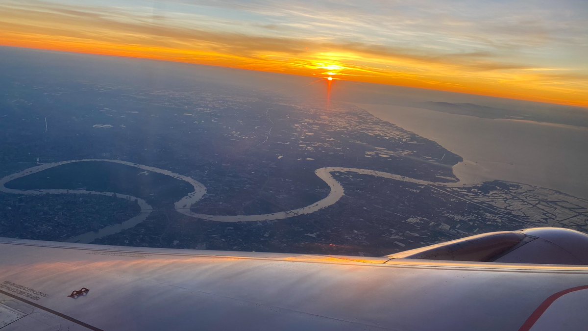 WritingByMatt's tweet photo. Sunrise overshare because...

The @airasia pilot from DMK to Buriram gave us a beauty lap around Bangkok proper this morning. 10/10 @neato experience ✨

#Thailand https://t.co/TOgPwY5TDr
