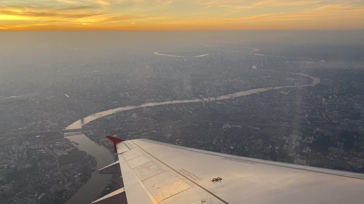WritingByMatt's tweet photo. Sunrise overshare because...

The @airasia pilot from DMK to Buriram gave us a beauty lap around Bangkok proper this morning. 10/10 @neato experience ✨

#Thailand https://t.co/TOgPwY5TDr