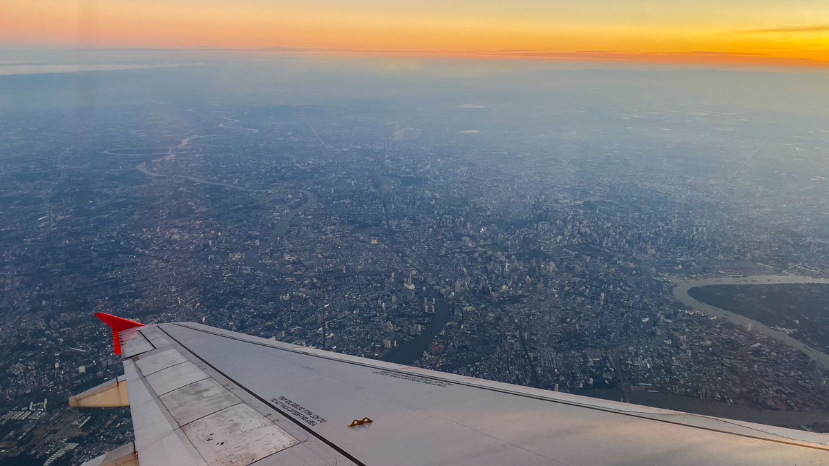 WritingByMatt's tweet photo. Sunrise overshare because...

The @airasia pilot from DMK to Buriram gave us a beauty lap around Bangkok proper this morning. 10/10 @neato experience ✨

#Thailand https://t.co/TOgPwY5TDr
