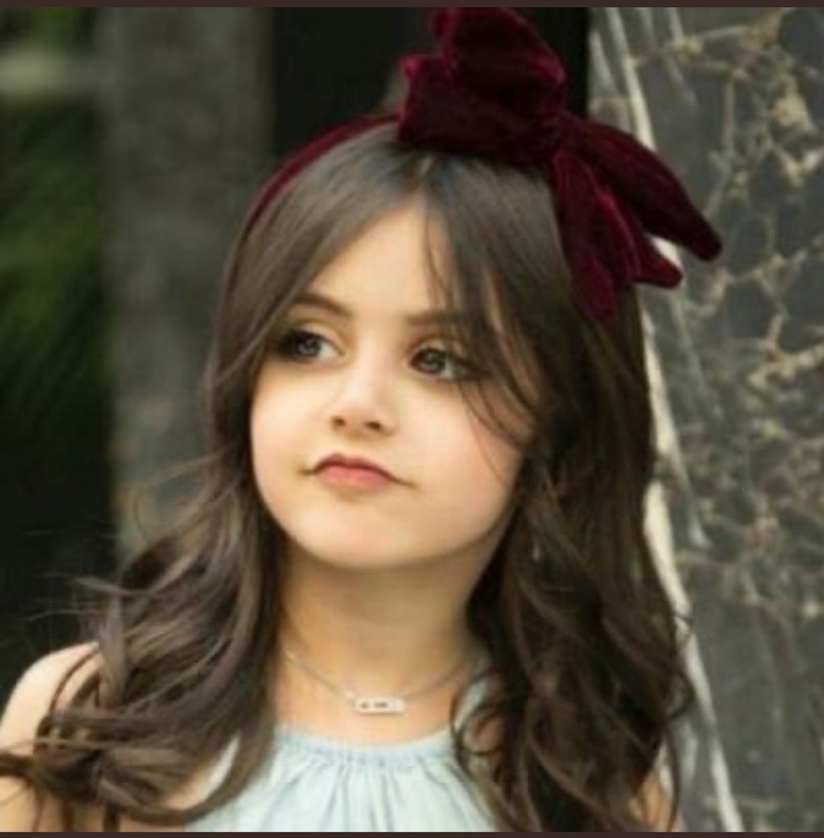 يقول الشاعر..
فاض من قلبي شعور الشوق لك
 وأنت حاضر كيف لاغبت ورحلت

والله إني كـل ماجيت أسألك ؟
عن قدر نفسي رحلت ولاسألت!

وتقول #اليازي
تغمرنا الأشواق بلا سبب أحياناً!
لينساق الحنين الجائر إلى أرواحنا،وترضخ قلوبنا لوطأة جبروته مرغمة، 
فتباً للحنين،وللذكريات!
#بعثرات_مشاعر_اليازي