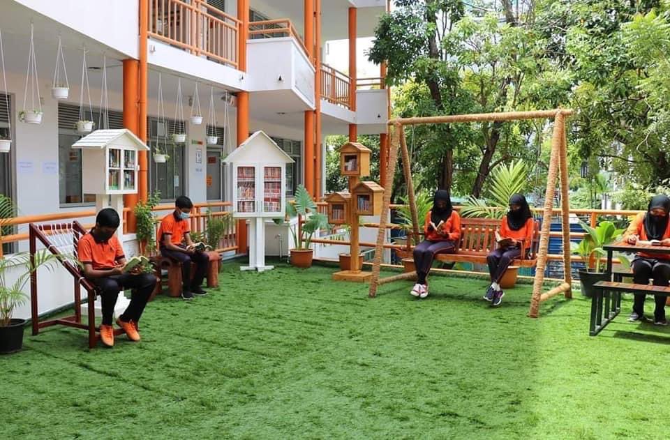 AthiyaNaseer's tweet photo. ދަރިވަރުންގެ ކިބައިގައި ކިޔުންތެރިކަމުގެ އާދަ އަށަގެންނެވުމަކީ އިންތިހާއަށް މުހިއްމު ކަމެއް. މިފަދަ ހިތްގައިމު ޖާގައެއް މިކަމަށް ތައްޔާރުކުރުމުން މިފެންނަނީ ބެލެނިވެރިންނާއި ސްކޫލުތައް ގުޅިގެން މަސައްކަތްކުރުމުގެ މުހިއްމުކަން  @SchoolImaduddin https://t.co/ZSENxUFmrl