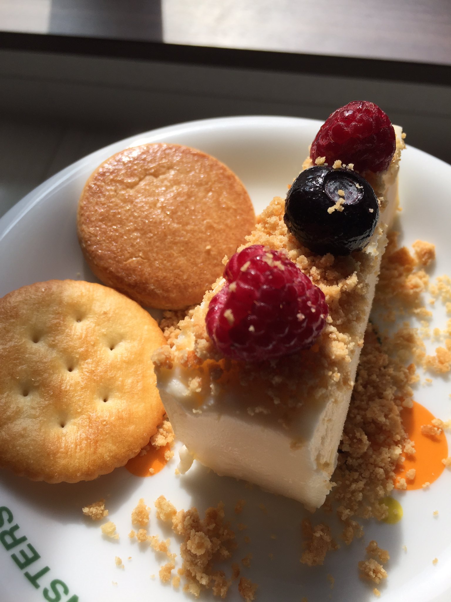 めり込まざる者 業務スーパーの冷凍チーズケーキアレンジ フルーツを乗せソルティクッキーを散らしたチーズケーキ リッツに チーズケーキを挟んでクリーム5倍のリッツチーズ T Co Rco8ohr4uv Twitter