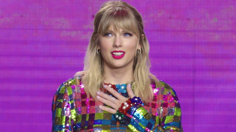 TSwiftNZ's tweet photo. I'm voting for Taylor Swift For Artist Of The Year At The #AMAs https://t.co/fVQFM6gNY9