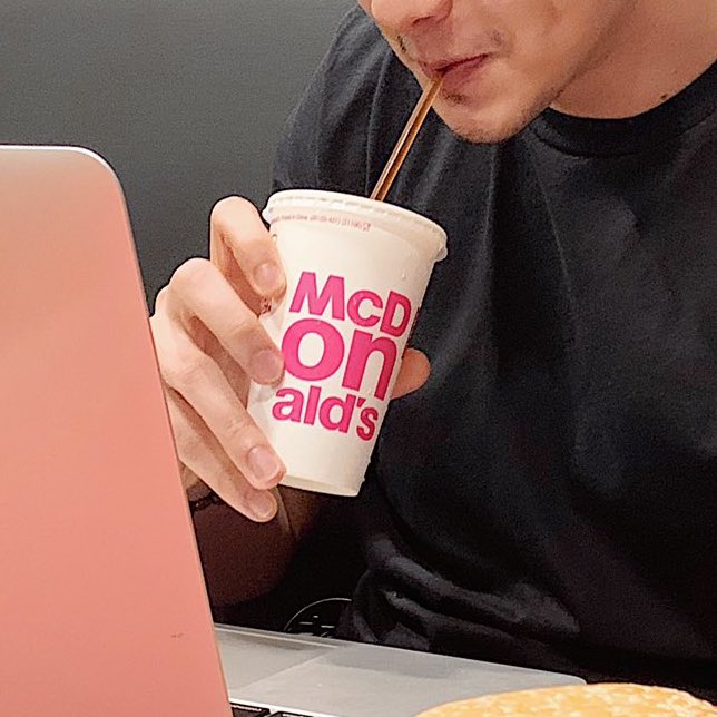 deictrl's tweet photo. Hindi ko alam kung maliit talaga yung drink or sadyang malaki kamay ni Alden. ๐
@aldenrichards02 | #McDoSendToMany
#ALDUBatADN64Months https://t.co/LKPaucxBXE