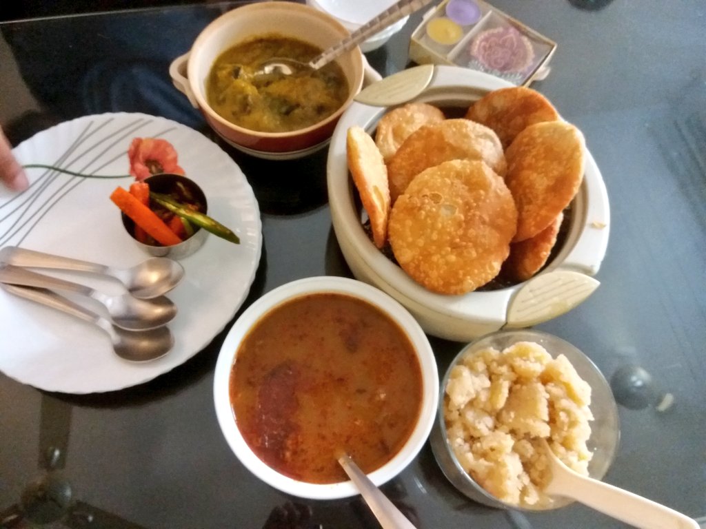madhumita6's tweet photo. #breakfast of #khasta #kachauri, aloo ki sabzi(potato curry), kaddoo ki khatti meethi sabzi( sweet and sour pumpkin), and instant achaar(#Pickle) made of carrot/ green chillies.
My #simple #foodstory
#Diwali fever on
Happy #BhaiDooj to all ! https://t.co/OB0xF20YQU