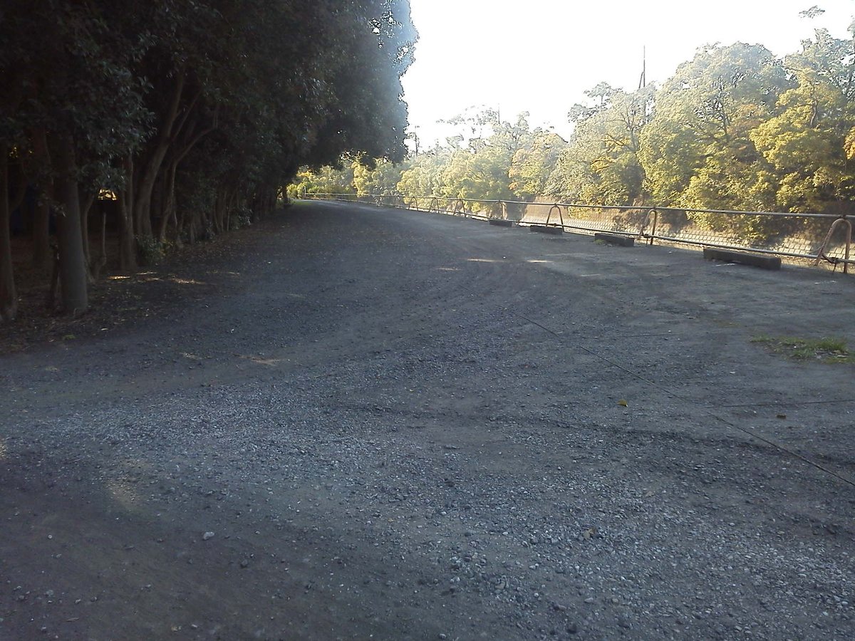 た Ar Twitter 市原緑地運動公園ｆ駐車場 第１庭球場と体育館の間にあるｃ駐車場を通った奥の川沿いにある砂利まじりの駐車場 区画線ロープはズタズタ 推計約台収容 公称99台