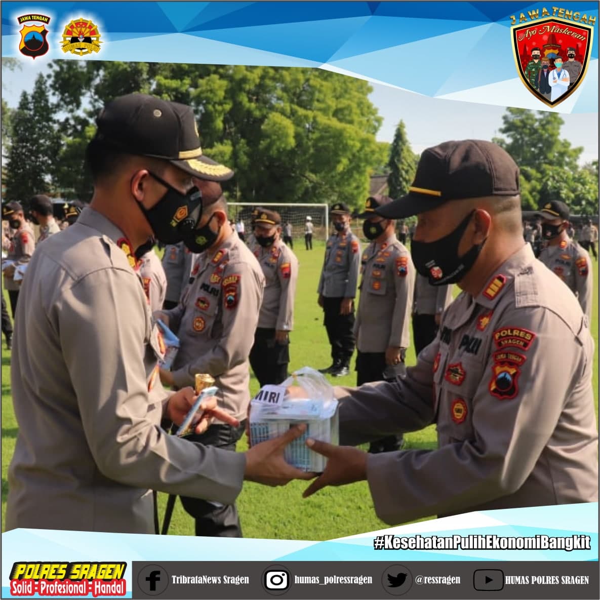 ressragen's tweet photo. 785 Personil Polres Sragen Diterjunkan Amankan Pilkada Serentak 2020. Kapolres Sragen Serahkan Buku Saku Polri, Berisikan Penanganan Tindak Pidana Pemilihan 2020. https://t.co/ECj1Jgugdf