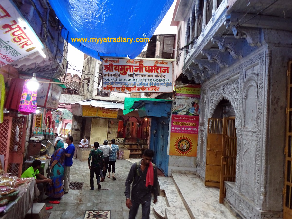 Yam-Yamuna Temple in  #MathuraLocated on the banks of River Yamuna, it is dedicated to the brother-sister sibling duo of Yam and Yamuna.The story related to the temple is quite an interesting one. Read thread below: https://bit.ly/3f4FkDm&nbsp; #BhaiyaDooj