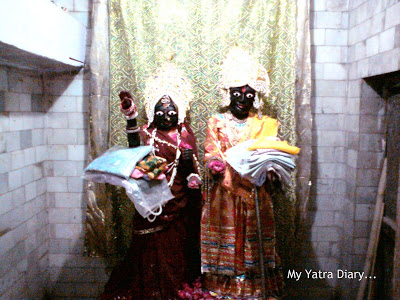 Keeping with that pledge, even today, on the auspicious eve of  #BhaiyaDooj every year, the Vishram ghat gets flanked by sister-brother pair coming over from all over the country and the entire river front literally transposes into a huge sibling fair. @Anshulspiritual