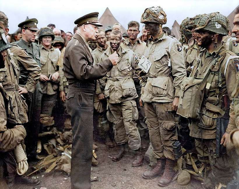 FotosDeFatos's tweet photo. General Eisenhower fala com soldados em 5 de junho de 1944, um dia antes da invasão da Normandia, na Segunda Guerra Mundial. ©AP https://t.co/g4YkjYxZLq