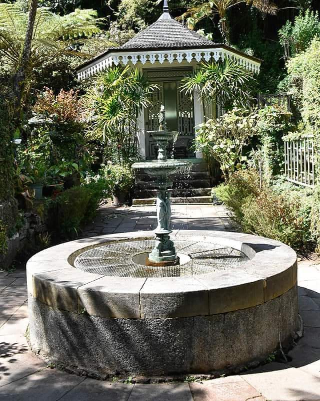 paypat974's tweet photo. Un guétali, ou kiosque, est une petite construction pérenne ressemblant à un kiosque typique de l'architecture créole de La Réunion et que l'on élevait autrefois à l'angle des cours murées pour observer les gens passant dans la rue en contrebas sans être remarqué d'eux. https://t.co/v8LpxUvt7l