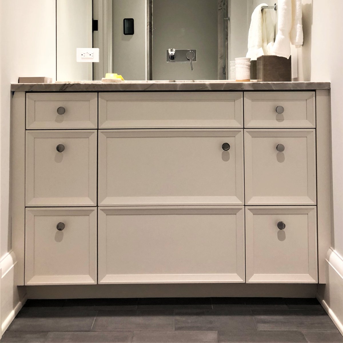 jensen_design's tweet photo. There is a trend going around of cabinet doors with narrow frames. Love it, or hate it, or indifferent?
.
.
.
#cabinetdesign #cabinetdoors #customcabinetry #cabinets #doors #design #interiordesign #contemporarydesign #contemporarycabinets https://t.co/6zz2bnc2YO