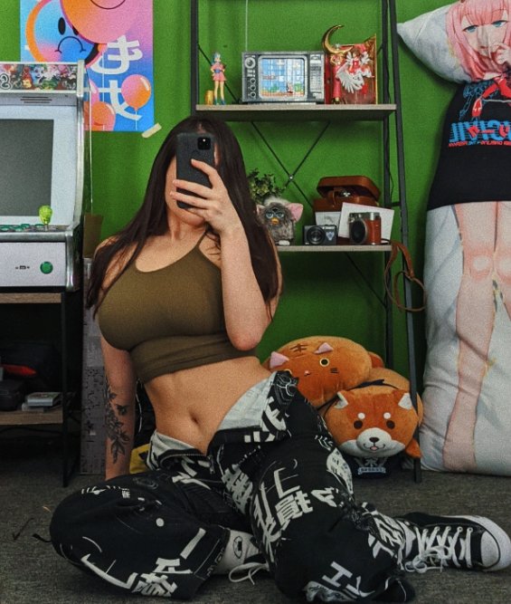 IM SWEATY  https://t.co/rfYhqPoQZR https://t.co/50F7lIddaT