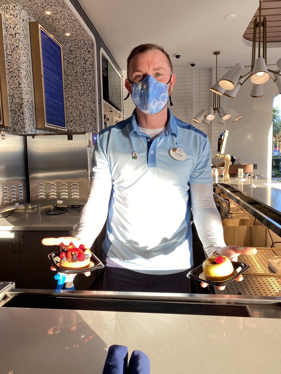spencer_tg's tweet photo. #waltdisneyworld #castcompliment thank you Chris from Orlando working the Rivera Pool bar Bar Riva for making some “sweet” magic for us yesterday afternoon!!🧁🍰 @KChristine47 https://t.co/DaYV1VG9w6