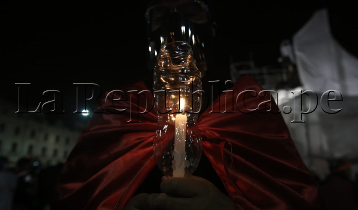 larepublica_pe's tweet photo. #FOTOGALERÍA | Ciudadanos hacen vigilia en Lima y recuerdan a Inti Sotelo Camargo y Bryan Pintado Sánchez, jóvenes que lucharon contra Merino y fueron asesinados por la represión policial.

📸 John Reyes.
Todos los detalles ► https://t.co/tVNk2WKErK https://t.co/MlsBNmSrEY