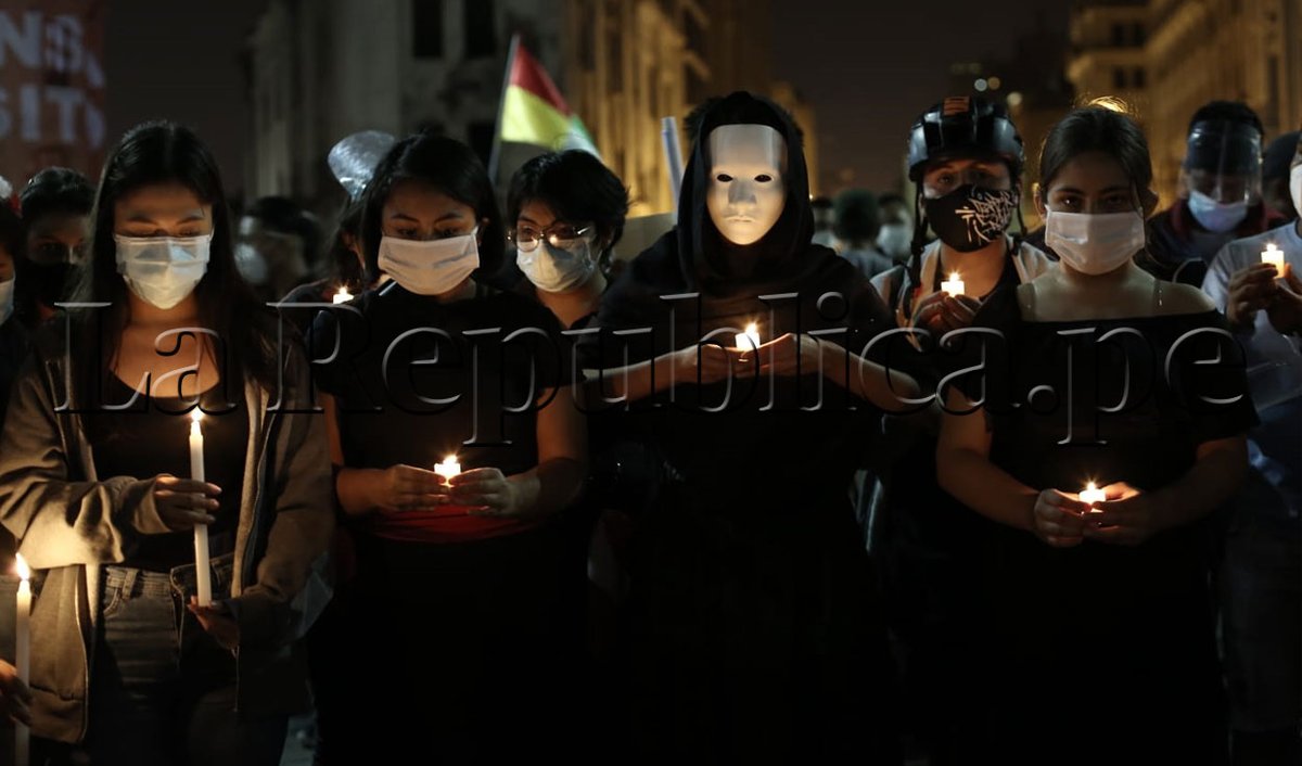 larepublica_pe's tweet photo. #FOTOGALERÍA | Ciudadanos hacen vigilia en Lima y recuerdan a Inti Sotelo Camargo y Bryan Pintado Sánchez, jóvenes que lucharon contra Merino y fueron asesinados por la represión policial.

📸 John Reyes.
Todos los detalles ► https://t.co/tVNk2WKErK https://t.co/MlsBNmSrEY