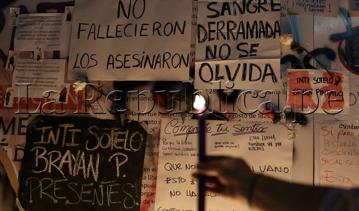 larepublica_pe's tweet photo. #FOTOGALERÍA | Ciudadanos hacen vigilia en Lima y recuerdan a Inti Sotelo Camargo y Bryan Pintado Sánchez, jóvenes que lucharon contra Merino y fueron asesinados por la represión policial.

📸 John Reyes.
Todos los detalles ► https://t.co/tVNk2WKErK https://t.co/MlsBNmSrEY