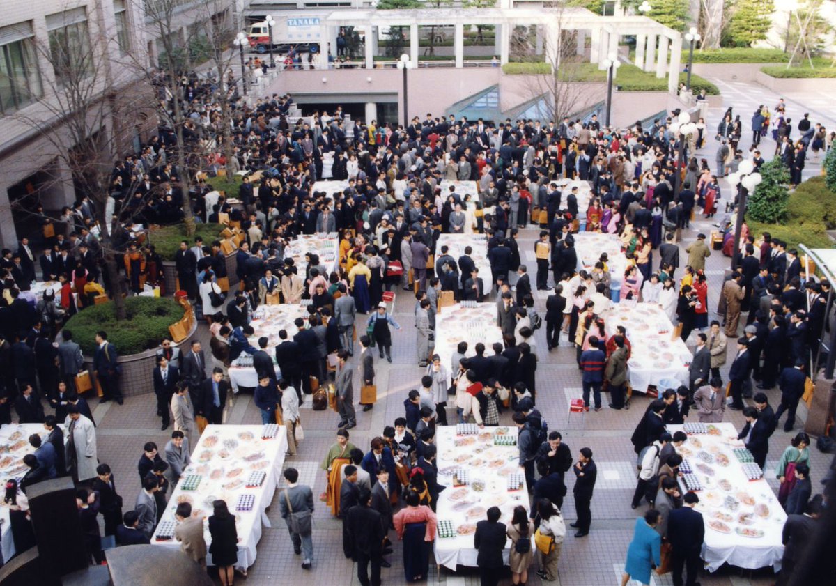 立正大学史料編纂室 立正大学 1996 平成8 年度第73回卒業式 第44回大学院修了式の写真 すごく賑わっている様子がうかがえます 見上げる先にいる おそらく楽しそうな 人はどなたでしょうか