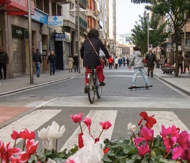 B2WIndonesia's tweet photo. miguel anxo fernandez lores bukan politikus kondang, apalagi mendunia namanya. dia seorang wali kota di spanyol. nama kota kecil yang dia pimpin adalah pontevedra. pak lores tak pernah menyukai mobil.<1/8>

📷 council of pontevedra https://t.co/kPUq6d7uo2