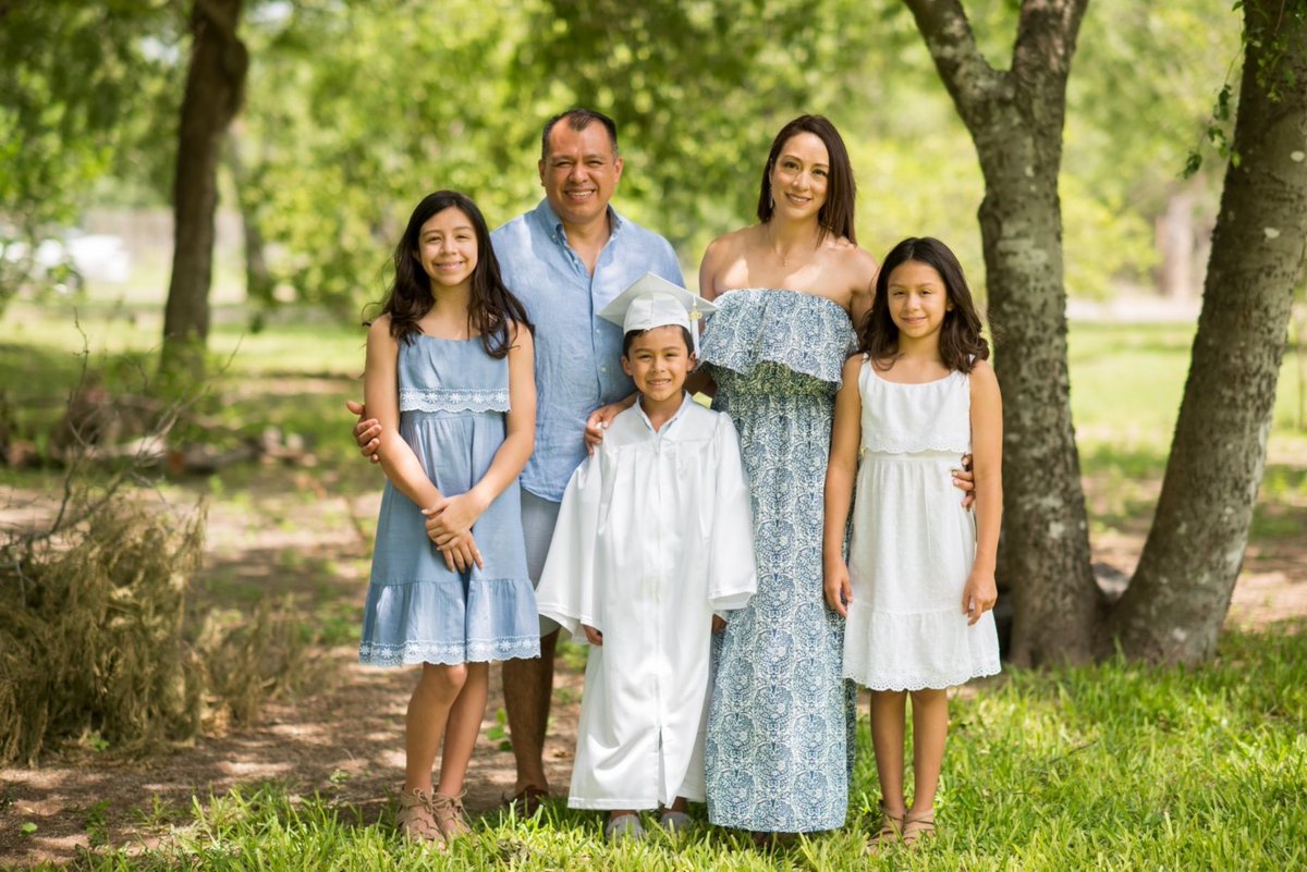 KellyGrierEY's tweet photo. Our EY Working Mother of the Year Jessica Gonzalez and EY Working Dad of the Year @leehenderson01 are shining examples of EY's commitment to helping parents flourish in their careers and in their personal lives. Thank you @_WMMedia_  for sharing their stories! #BetterWorkingWorld https://t.co/6DYRn7gZpf
