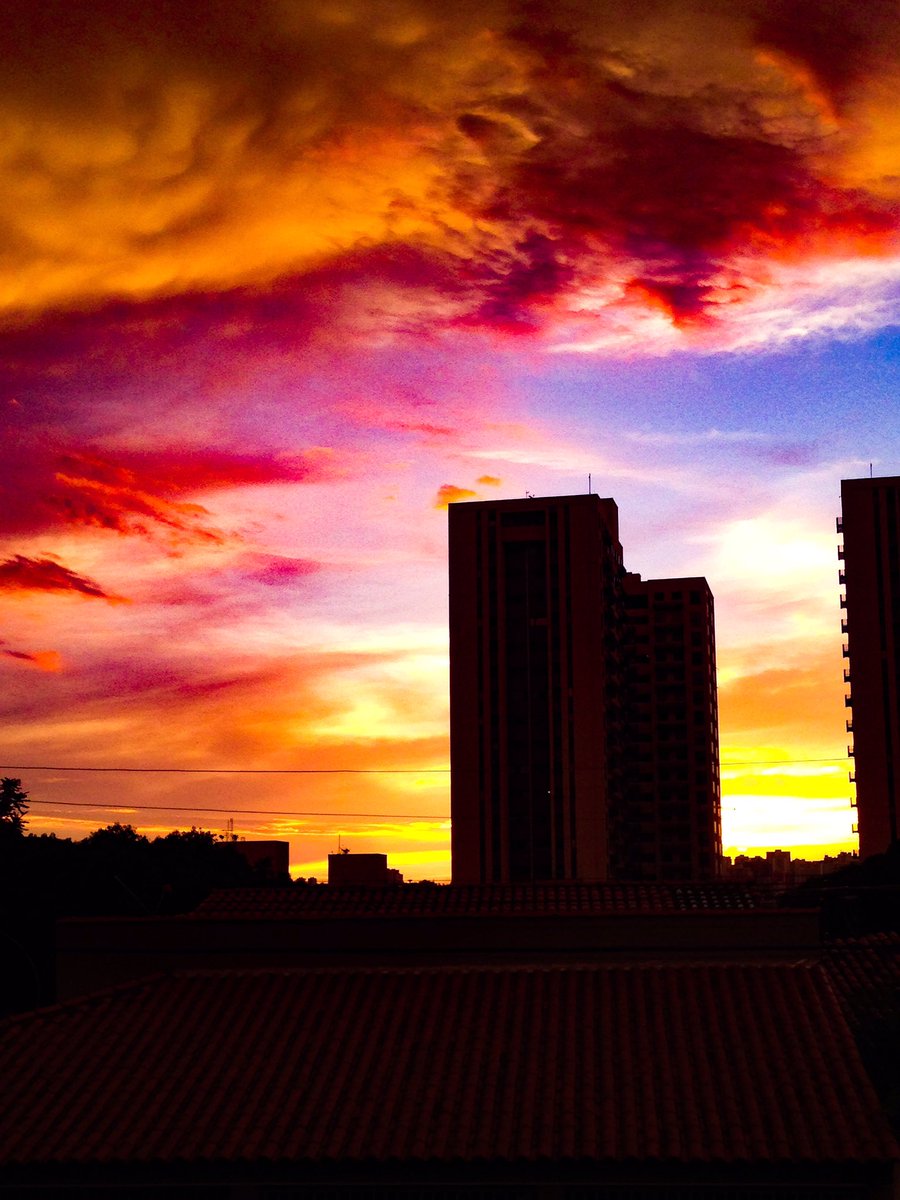 oncologista_BSB's tweet photo. @tmprowell @pedsmd2b November sky in Brasilia, Brazil’s capital. Alas, a beauty resulting from fires in wilderness areas. #WindowsForJoy https://t.co/zKh3Hu9kjG