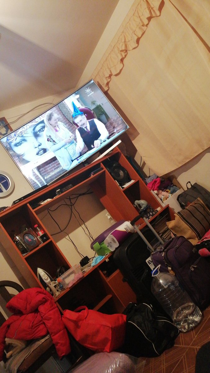 Andreaa0694's tweet photo. #UnaFamiliaDeDiez  viendo en familia https://t.co/99DD1mIfvl