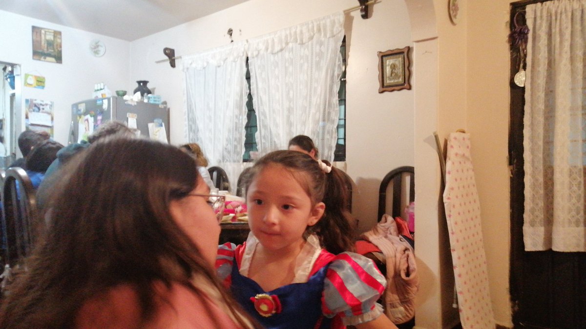 Andreaa0694's tweet photo. #UnaFamiliaDeDiez  viendo en familia https://t.co/99DD1mIfvl