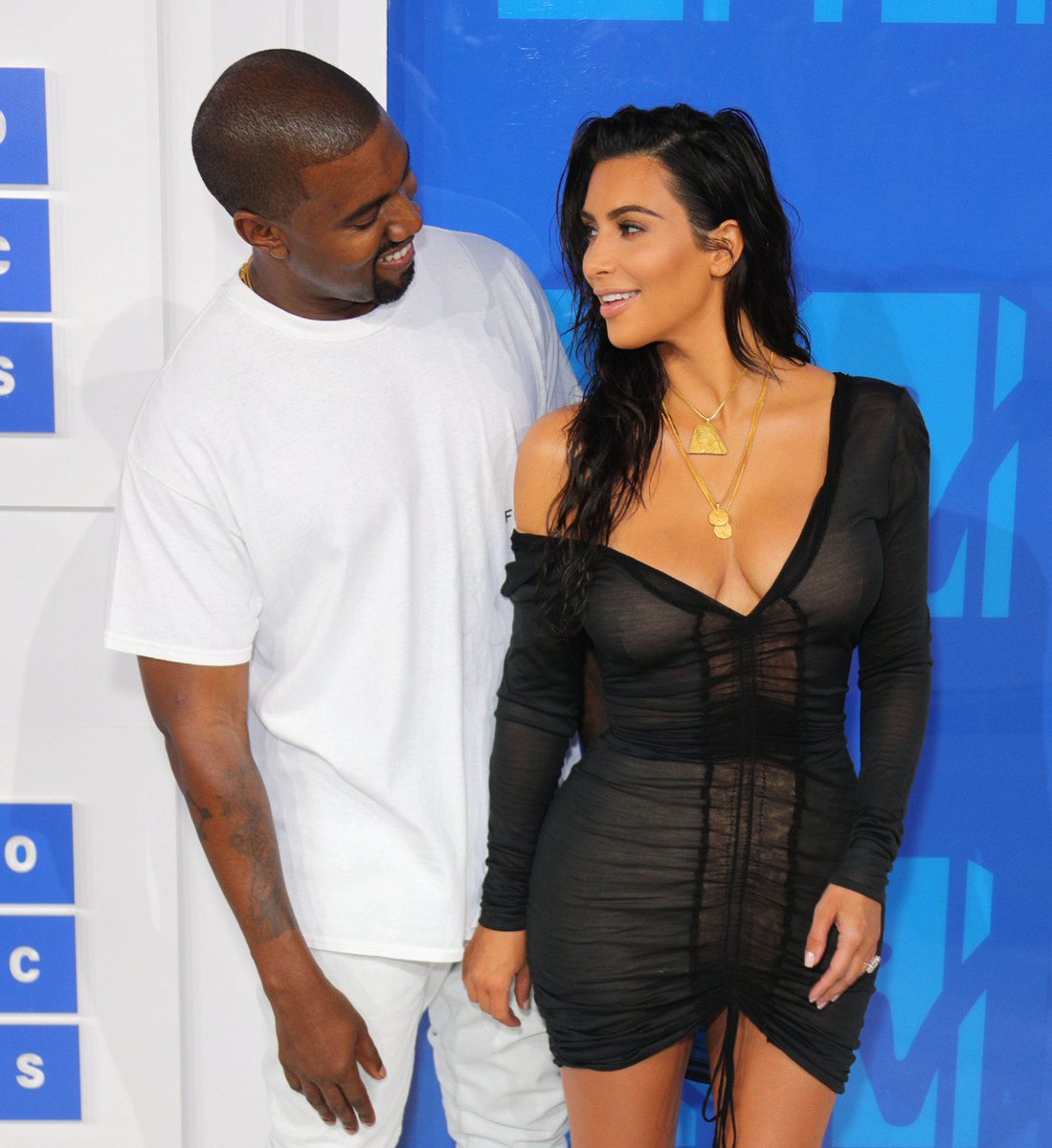 RT TO VOTE!
I’m voting for Kanye West for Favorite Artist - Contemporary Inspirational at the #AMAs https://t.co/csvM4wT1e0
