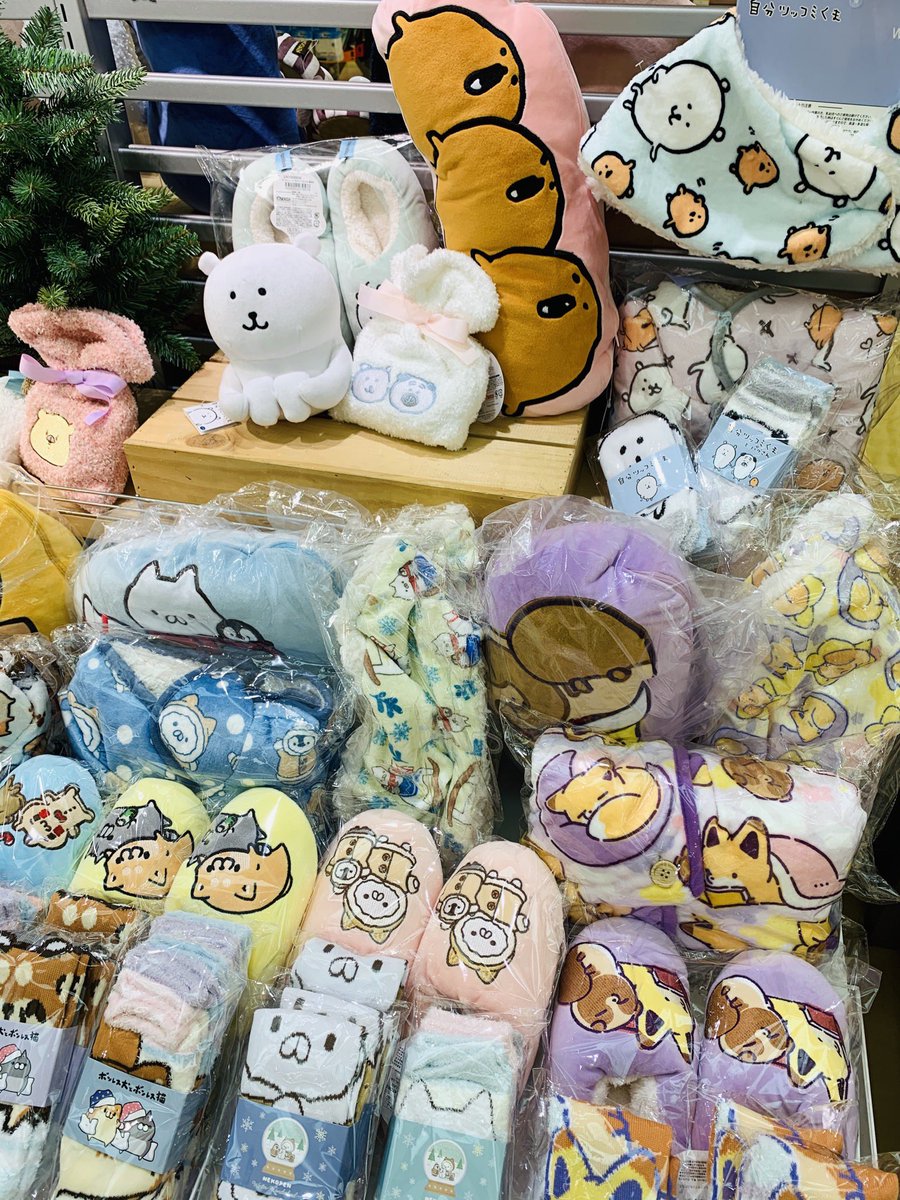 横浜ロフト キャラクターウォームグッズ 取り扱っております もこもこのルームシューズや靴下 ネックウォーマーなど 推しキャラとぬくぬく過ごしてくださいね うさまる ともだちはくま タヌキとキツネ 自分ツッコミくま ねこぺん日和