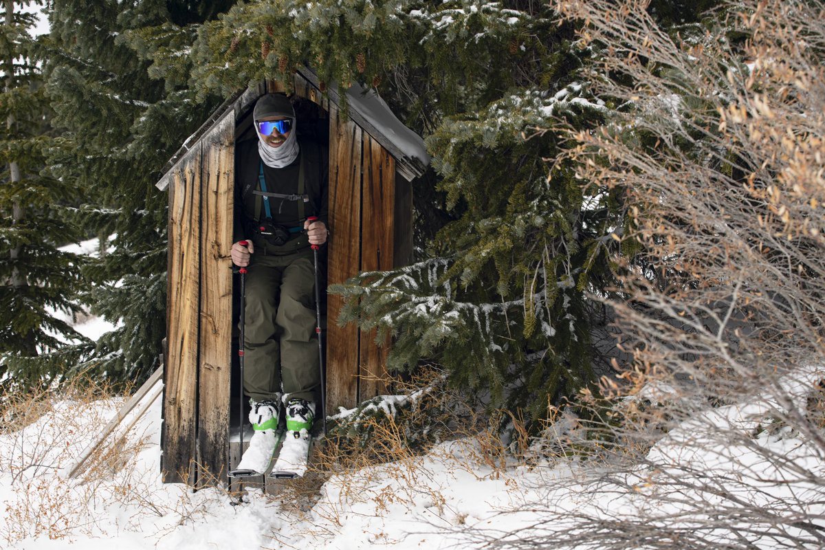 rileybathurst's tweet image. Checking out the 💩 houses of Colorado. And some skiing with Sean Richards #snowledgeispowder
