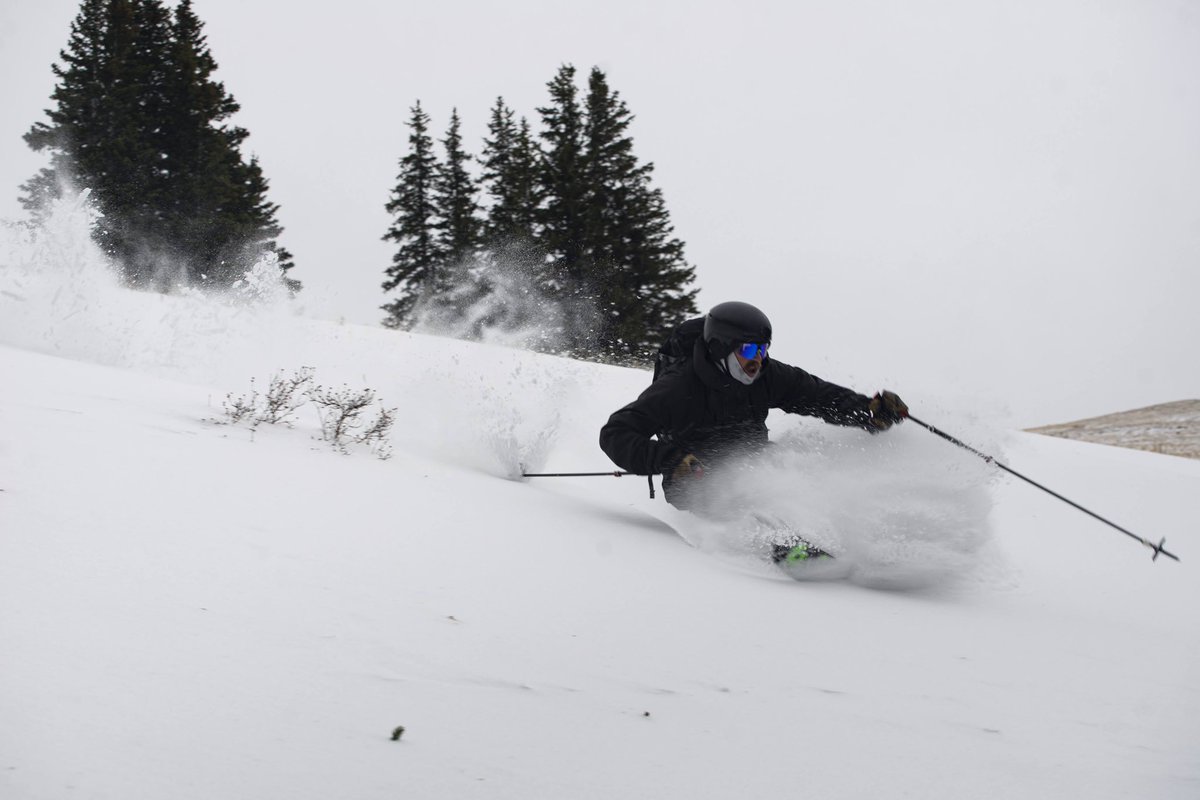 rileybathurst's tweet image. Checking out the 💩 houses of Colorado. And some skiing with Sean Richards #snowledgeispowder