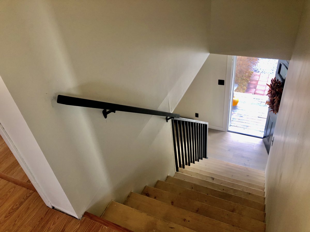 aaronmacq's tweet photo. Custom handrails fabricated and installed in this Cap Cod style house over the weekend. #custommade #builttofit #tig #steel #modernhandrails https://t.co/uPW1kONLrt