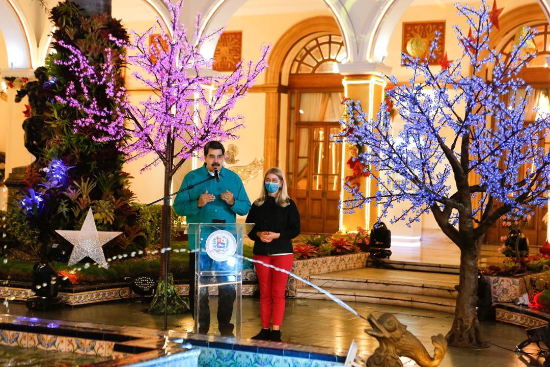 NicolasMaduro's tweet photo. Desde el Palacio de Miraflores, y junto a Cilia, iniciamos la navidad, pidiéndole a nuestro Señor Jesucristo, Paz y felicidad para nuestra amada Patria. Encendimos  la Cruz del Warairarepano para que nos ilumine con su luz bendita. ¡Bendiciones y Amor! https://t.co/gcaitAB9Qe