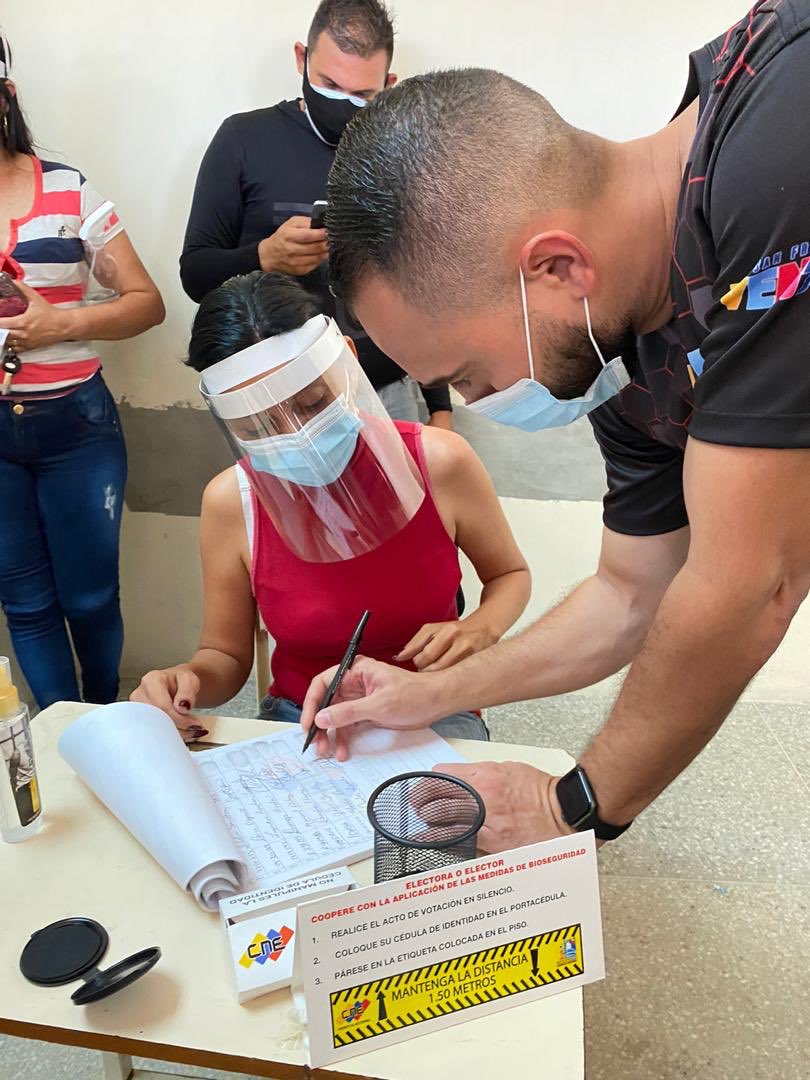 YonderDuran's tweet photo. Excelente demostración de fuerza de nuestro PSUV https://t.co/MmKRc79p3o