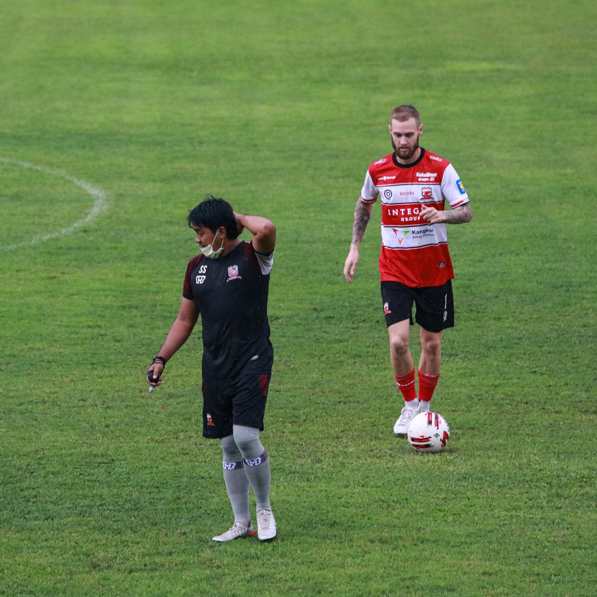 MaduraUnitedFC's tweet photo. Hari ini Senin? 

Pejuang sejati tidak takut dengan hari Senin! 😎

#MaduraUnitedFC
#MUFC2020
#LaskarSapeKerrab2020 https://t.co/8N0G1PV0xf