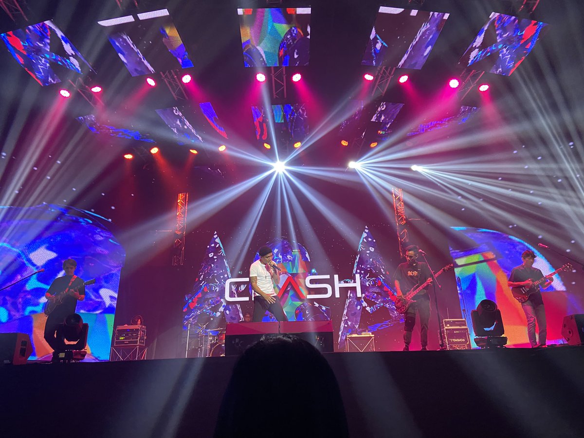 sombellbt's tweet photo. เมื่อคืนได้มีโอกาสไปดูคอนเสิร์ตวงCLASHแบบสดๆ พี่แบงค์คือสุดยอดมากกกกกกกก #3BB #CLASH https://t.co/q2TYC39VBO