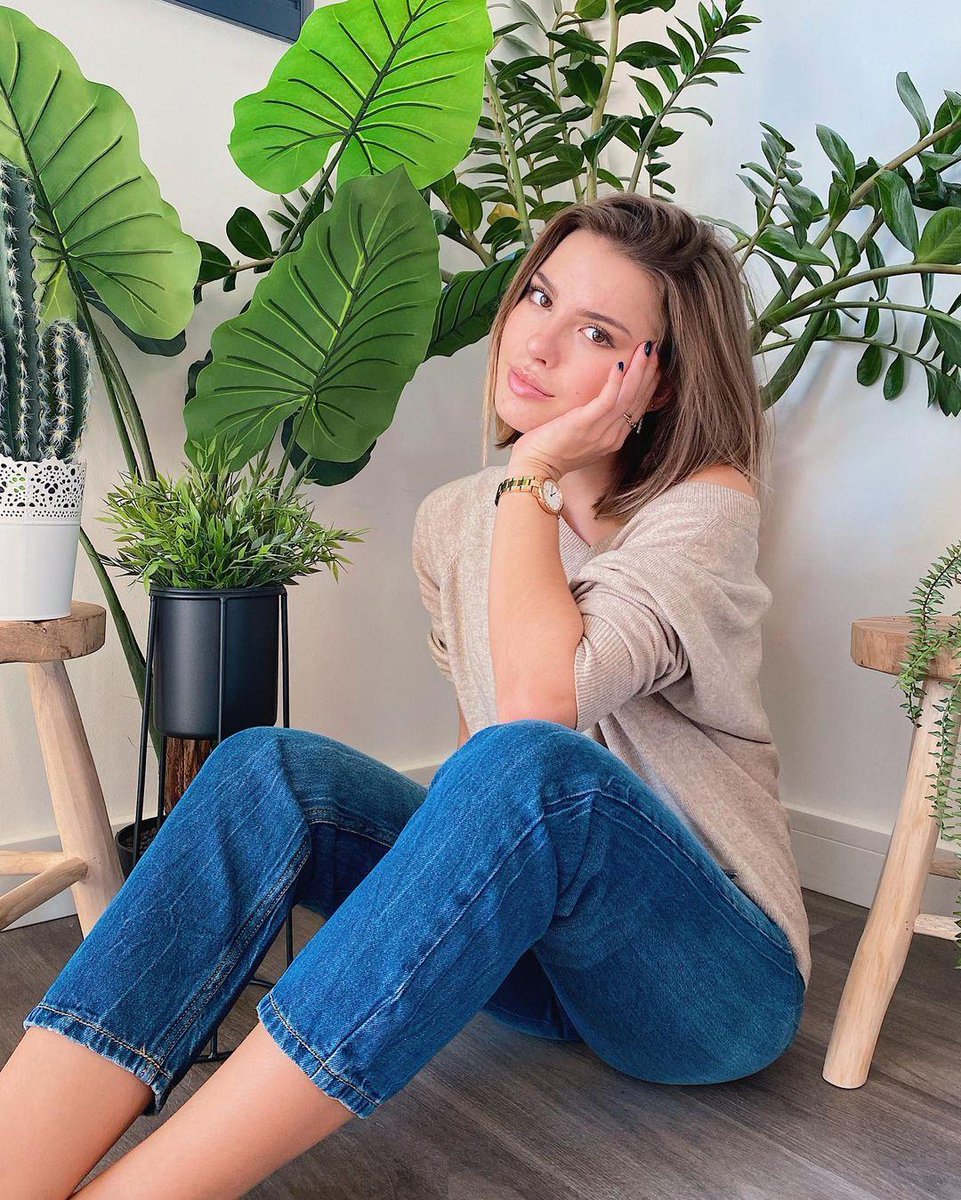 GUESS's tweet photo. making eco-conscious look cute 💚♻️ #NationalRecyclingDay #SmartGUESS https://t.co/HrgwOeGO64

(📸: justezoe) https://t.co/5peBkZ2xnW