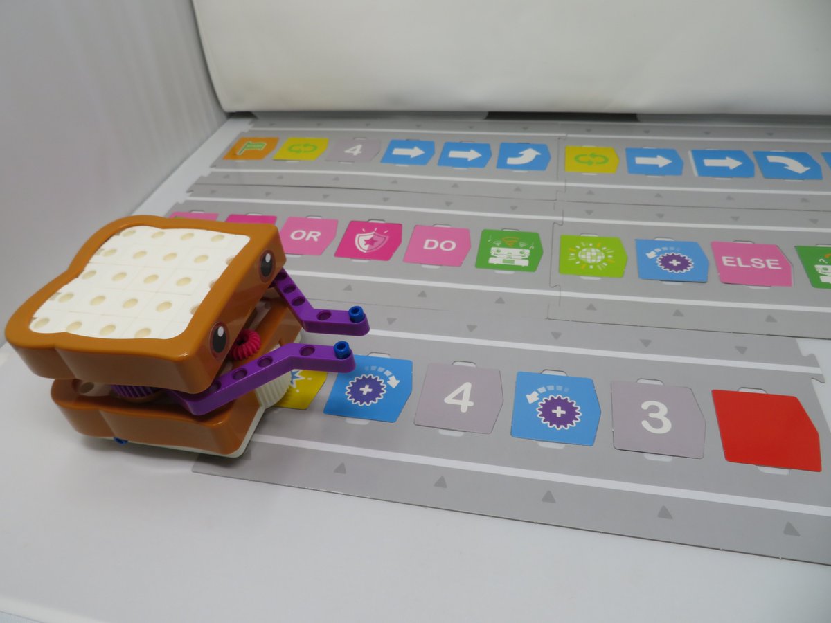 こちら、
カードを並べると、ロボットが自動で読み込んで、
自分一人でプログラミングが出来ちゃうおもちゃなんです！！
probot.jp