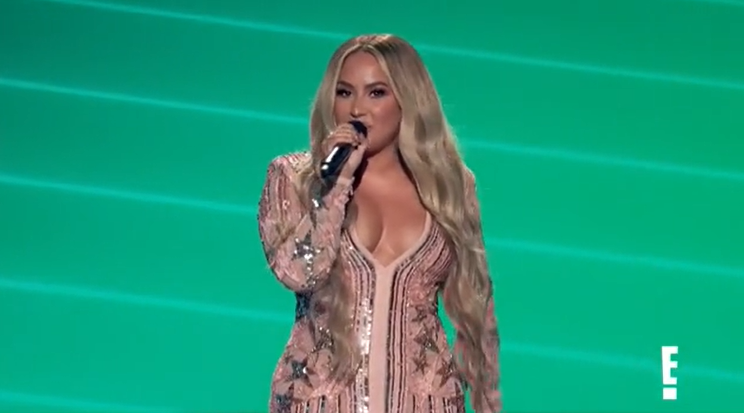 demilovatobr's tweet photo. "Eu me noivei. Eu terminei um noivado".

— Demi Lovato na intro de sua apresentação no People's Choice Awards. https://t.co/7SRWVzZneg