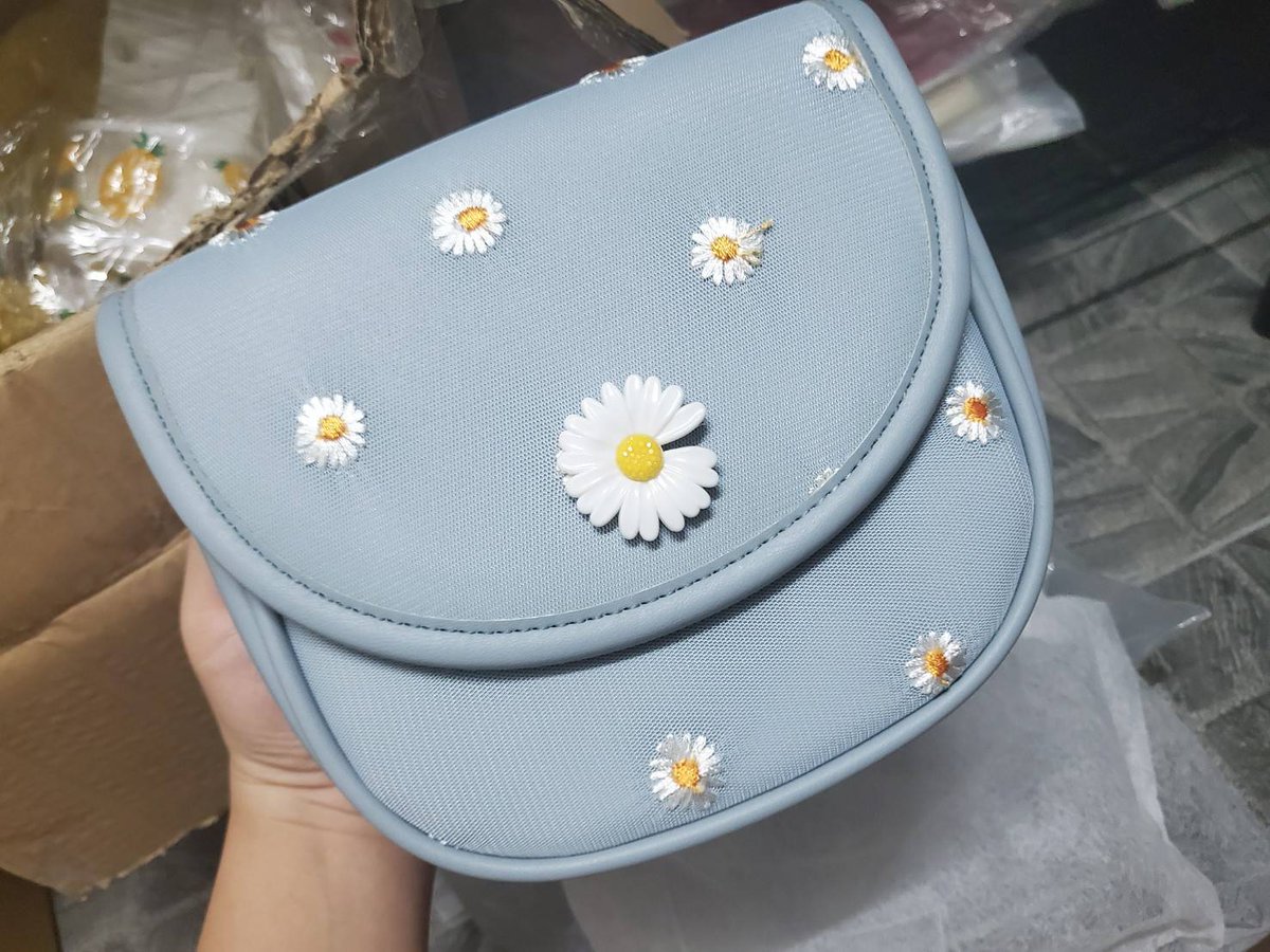 eiinoiz's tweet photo. 🌸🌸 #พร้อมส่งeiinoiz 🌸🌸
++ ราคา 180 บาท ++ เน้นหมด !!!!
กระเป๋า ดอกเดซี่ 
ขนาด 16 × 14 × 6 ซม.

🌟 ชมพู 
🌟 ดำ 
💟💟💟💟💟💟💟💟💟��💟

**ค่าส่ง เหมา 50 ฿

#พรีออเดอร์ #กระเป๋าสะพายข้าง #กระเป๋าเกาหลี #พร้อมส่ง #กระเป๋า https://t.co/wQBoXNrRqU