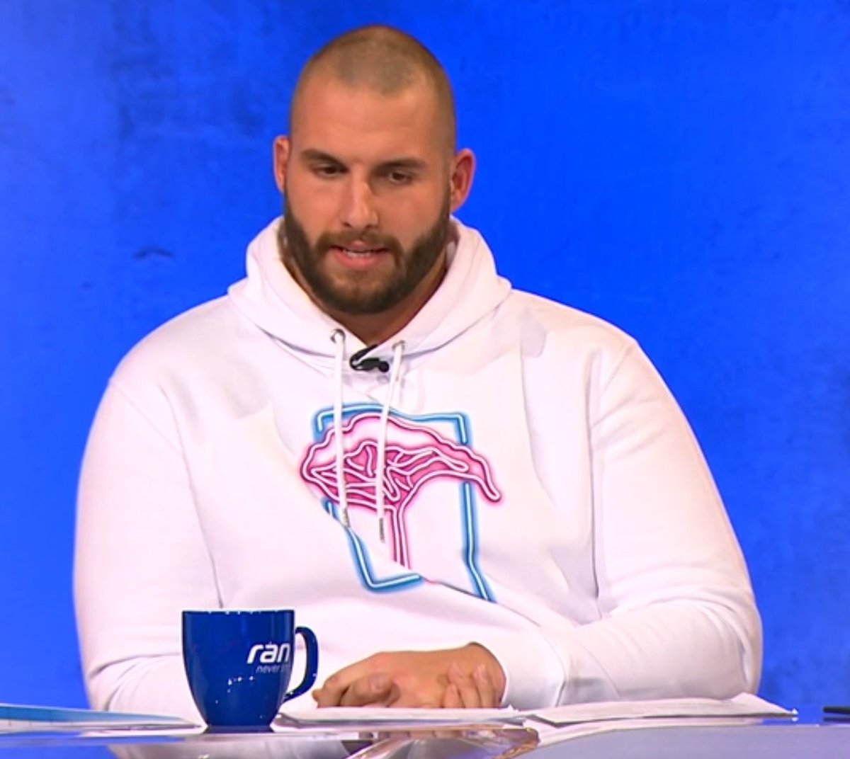 Mueller_4980's tweet photo. @ransport 
Was hat denn Björn Werner hier beim College Football für nen nicen Sweater an? Der @volkerschenk26 trug heut n sehr ähnliches Shirt. Wo gibt's das? 😜 https://t.co/bAirwoJHEV
