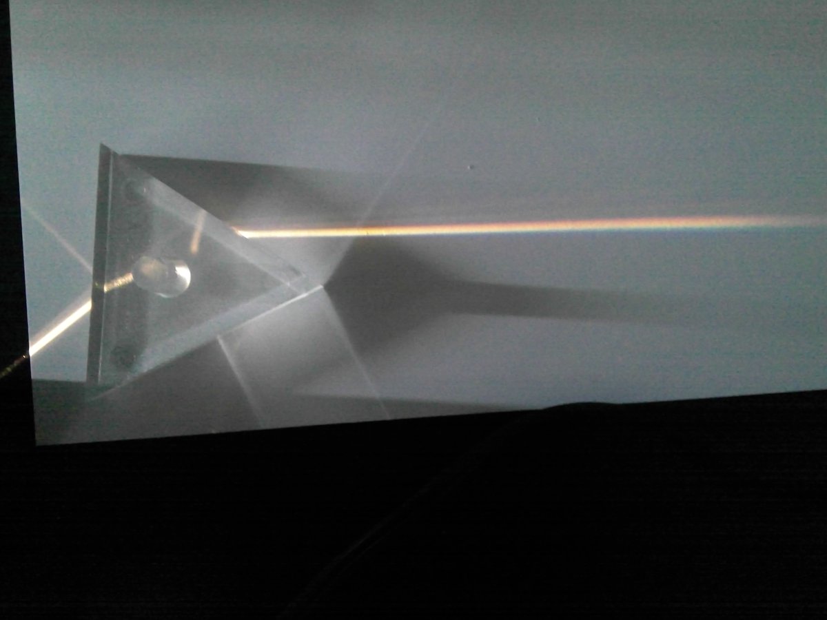 dbis_sci's tweet photo. Y10 recreating the famous Pink Floyd album cover by splitting light with a prism.
#sciEd https://t.co/BAldYrfQHS