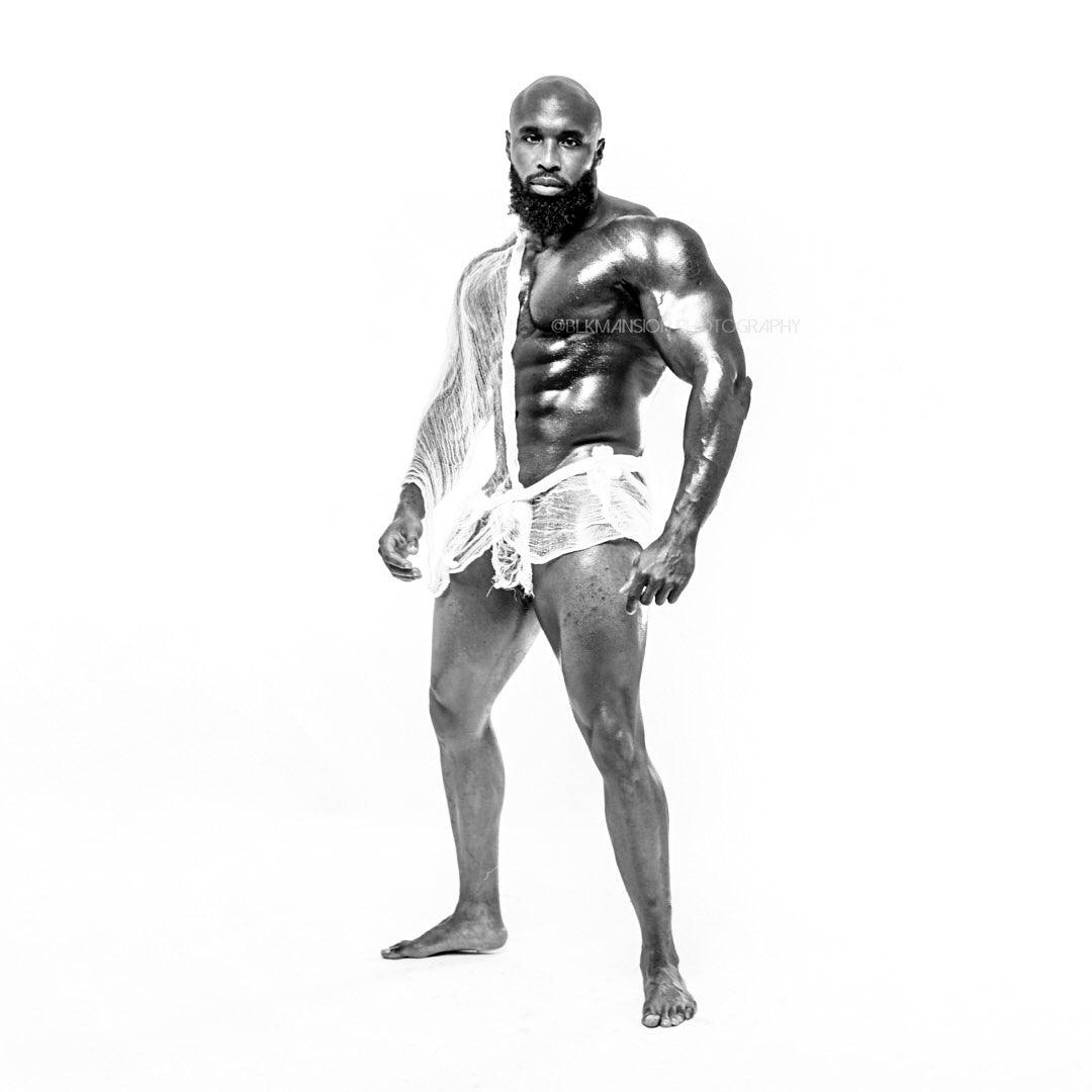 BlkMansion's tweet photo. Last post from the "Black Aesthetic" portrait series with Dre Booker. #blackmuscle #blackbodybuilders #blackphysique #muscleaesthetics #fineartnudes https://t.co/N0ejjNETeY