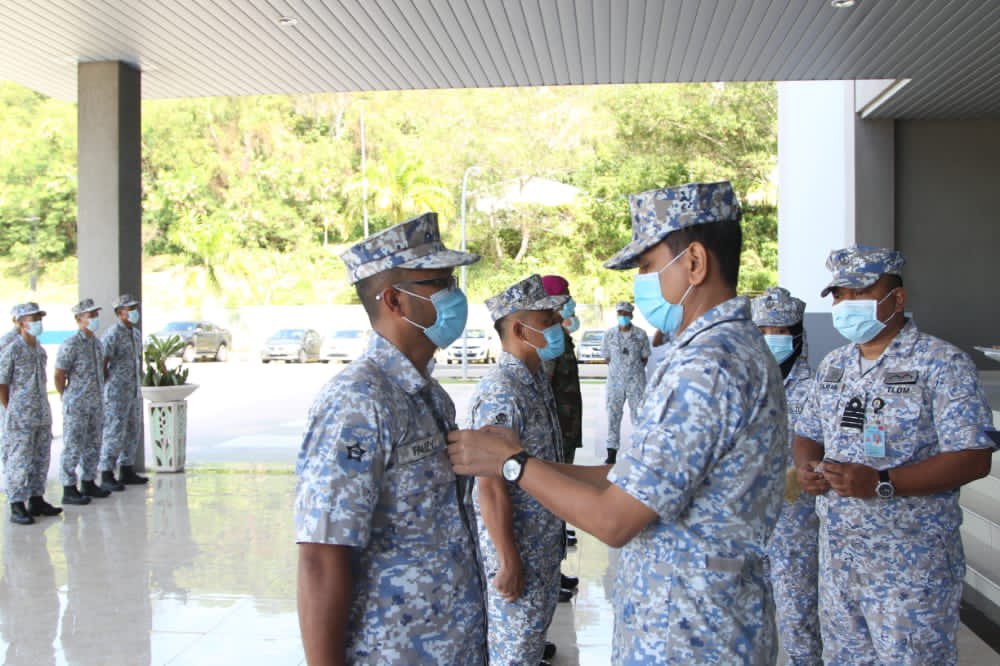 DolphinRmn's tweet photo. Majlis Pemakaian Pangkat Warga Markas Pemerintahan Kapal Selam telah disempurnakan Yang Berbahagia Panglima Angkatan Kapal Selam.

Tahniah diucapkan kepada Pegawai Laksana dan 2x Anggota PLKS di atas kenaikan pangkat. 

#RMNSubmarineSchool 🏢
#RMNDolphin 🐬
#RoyalMalaysianNavy 🇲🇾 https://t.co/UO4TMo2vcq